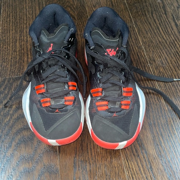 ♡ Kids Jordan Zion 1 Black White Bright Crimson size 4 - Picture 2 of 5